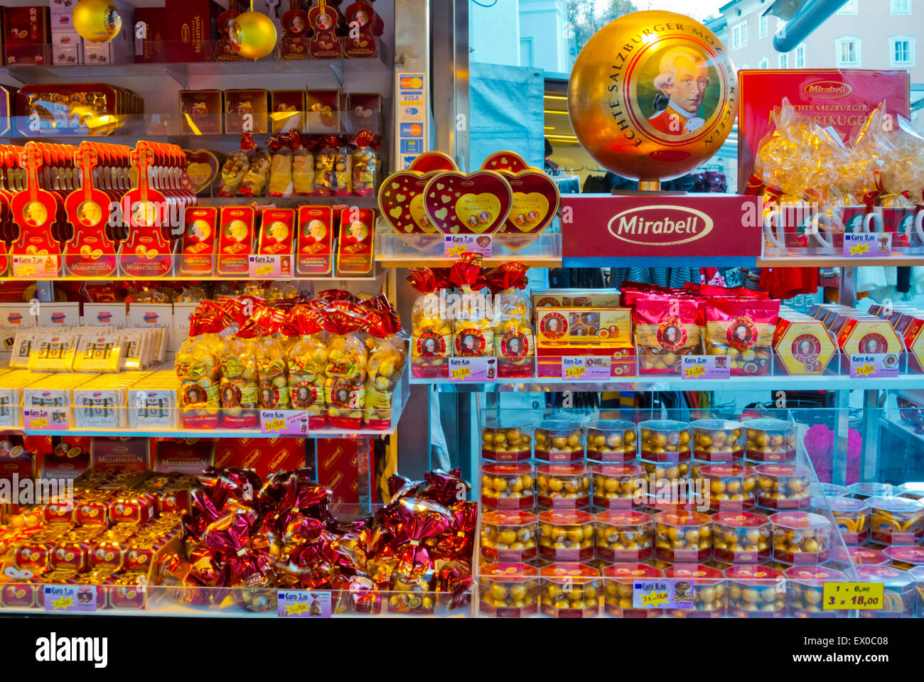 Stall zu verkaufen vor allem Mozartkugeln Mozart Kugeln, Altstadt, Altstadt, Salzburg, Österreich Stockfoto