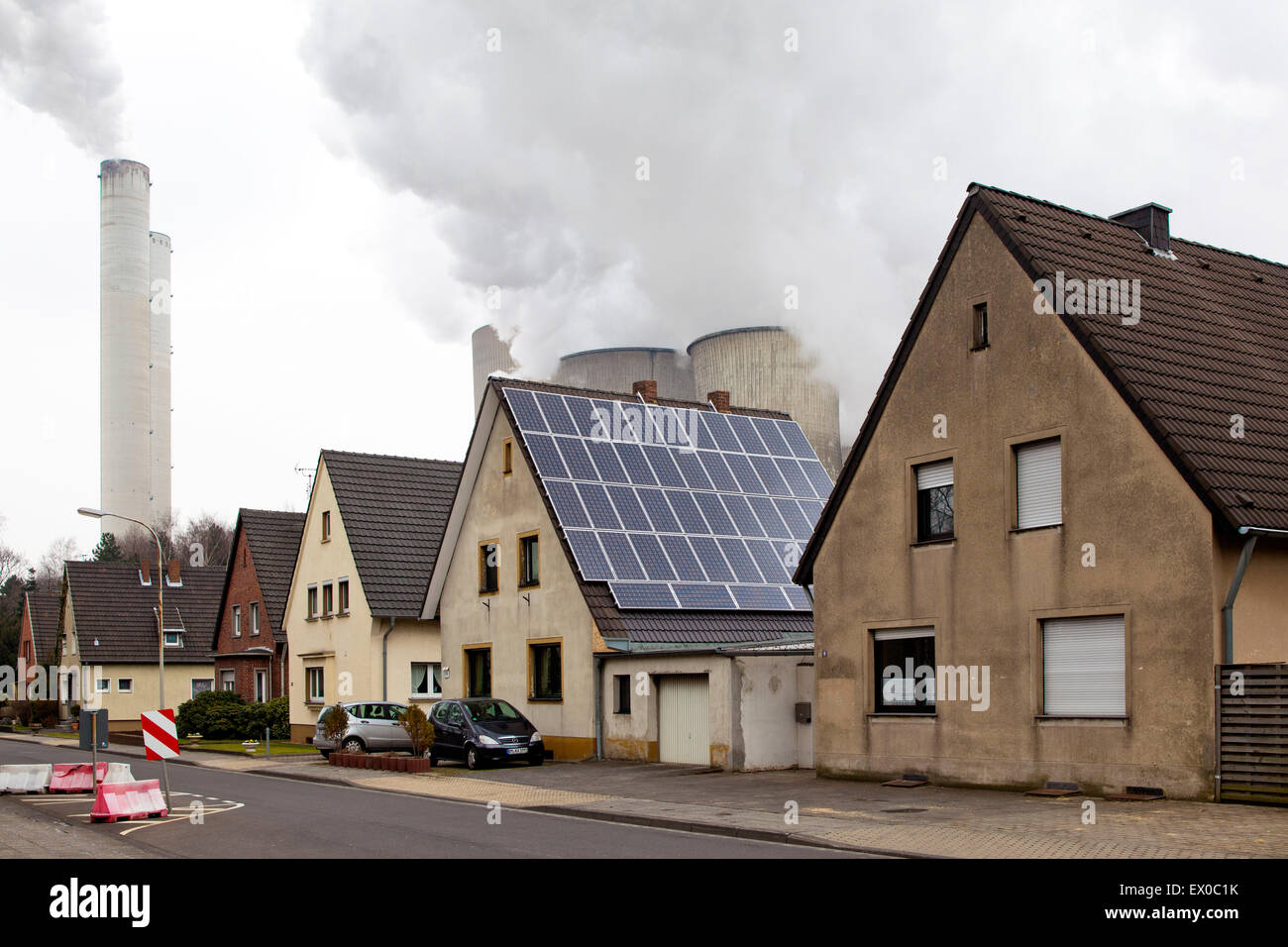 Europa, Deutschland, Nordrhein-Westfalen, Bergheim, braune Kohle-Kraftwerk Niederaußem, Solarkollektoren auf dem Dach Stockfoto