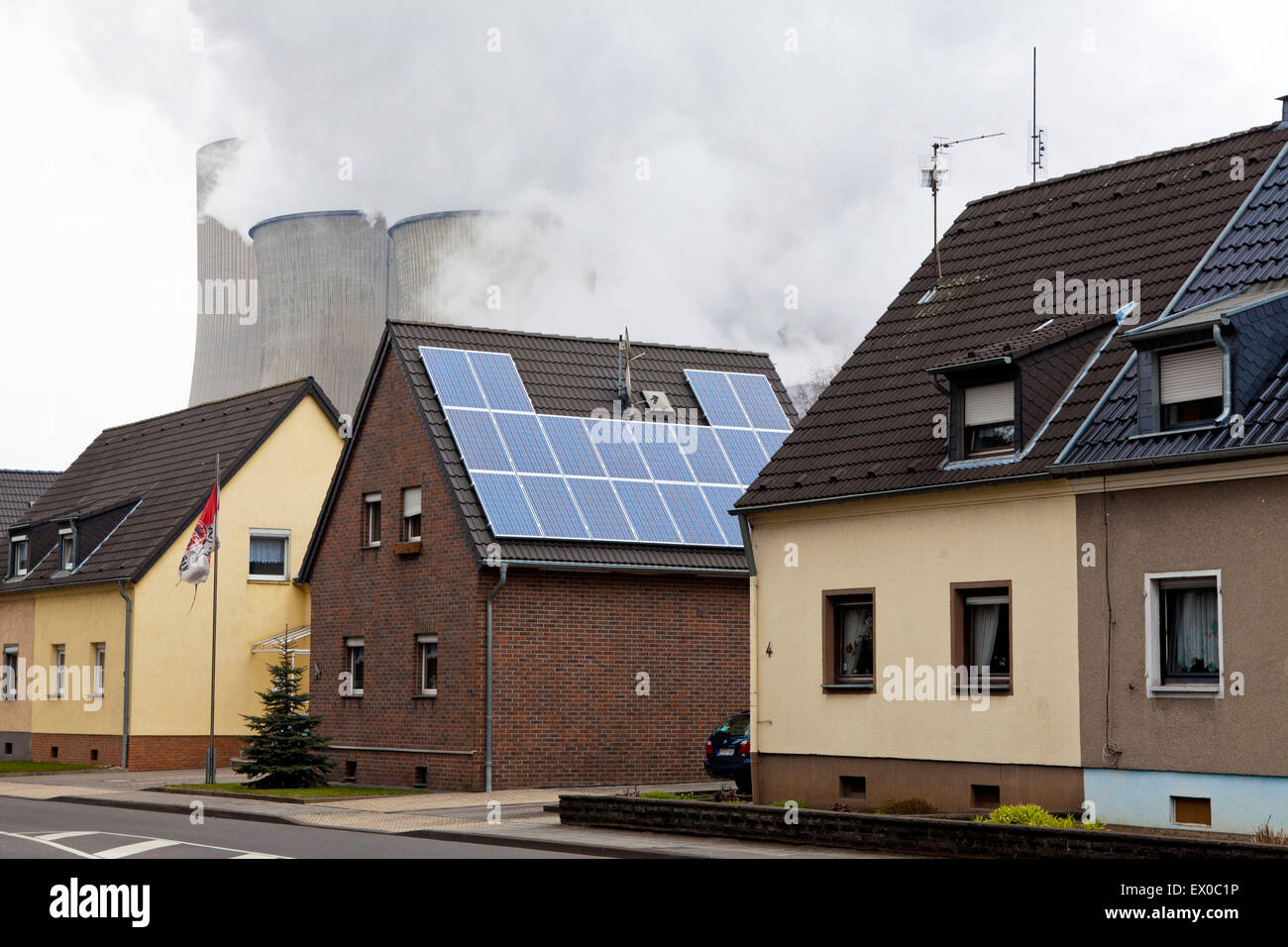 Europa, Deutschland, Nordrhein-Westfalen, Bergheim, braune Kohle-Kraftwerk Niederaußem, Solarkollektoren auf dem Dach Stockfoto