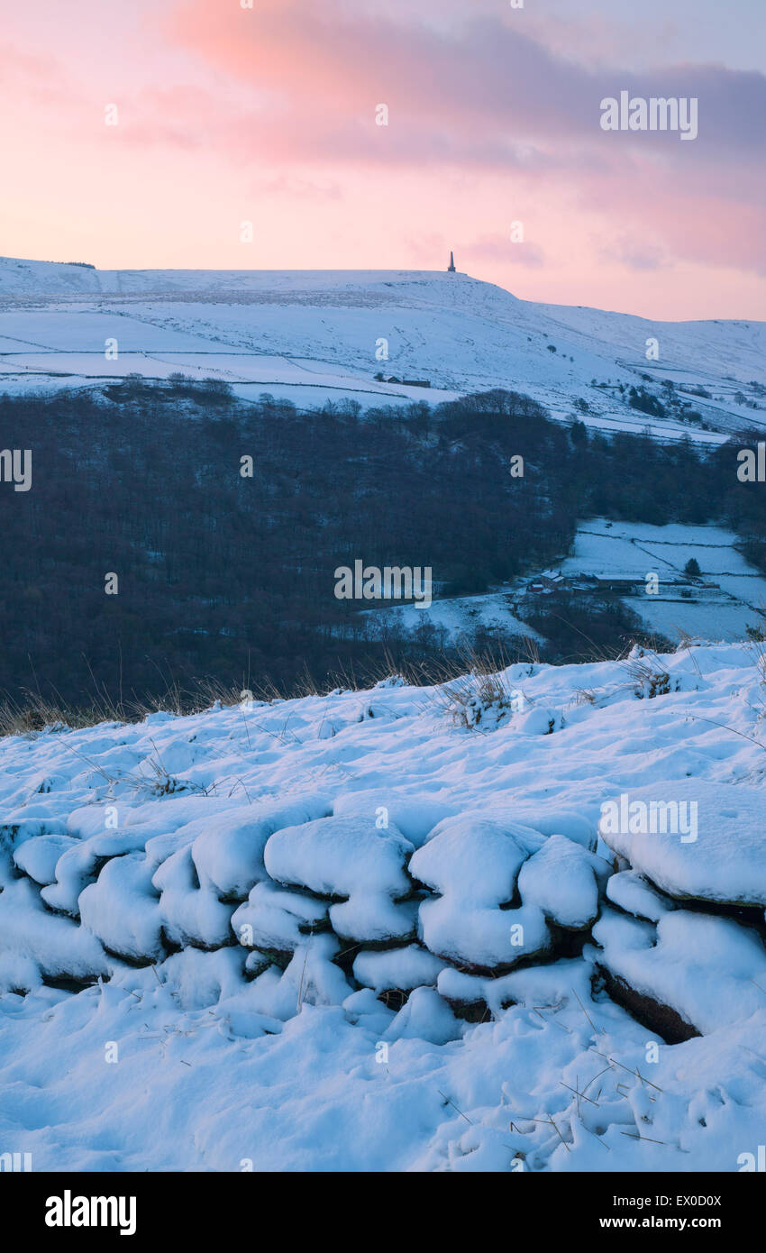 Blick über das Tal von Calder, Stoodley Hecht von oben Hebden Bridge im Winter, Calderdale, West Yorkshire, Großbritannien Stockfoto
