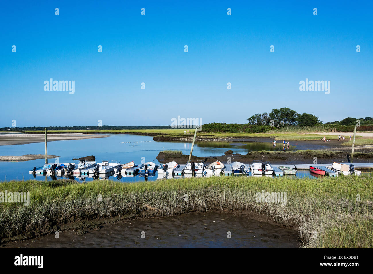 Motorboote angedockt am Strand Grays, Yarmouth Port, Cape Cod, Massachusetts, USA Stockfoto