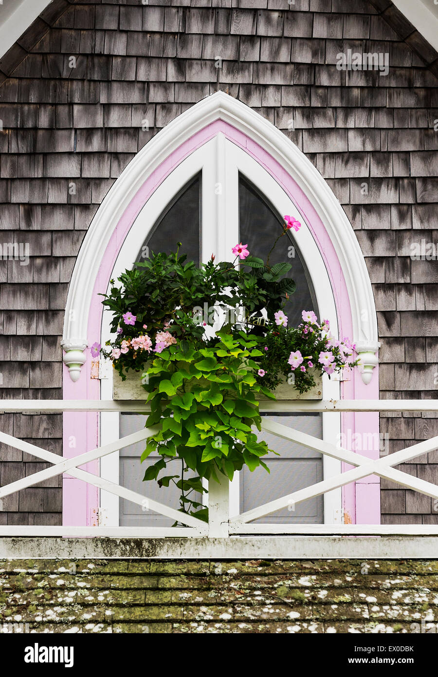 Blumenkasten und gewölbtes Fenster abgeschickt von einem viktorianischen Landhaus, Oak Bluffs, Martha's Vineyard, Massachusetts, USA. Stockfoto