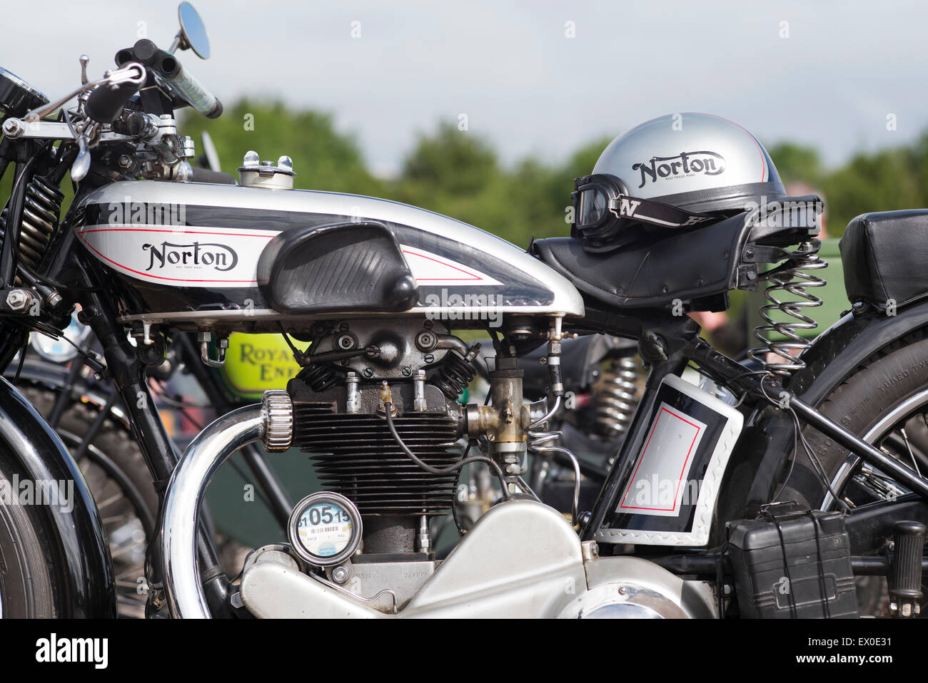 Helm und Brille auf einem Vintage Norton CS1 Motorrad bei The VMCC Banbury Run. Banbury, Oxfordshire, England Stockfoto
