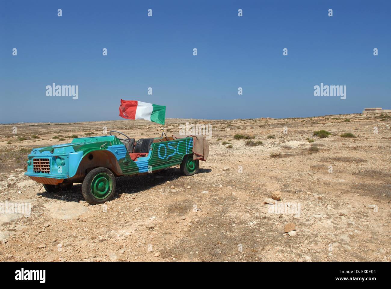Taly, die Lampedusa Insel, südlichster Punkt von Italien, Auto-Wrack als Insignien einer Disco. Stockfoto