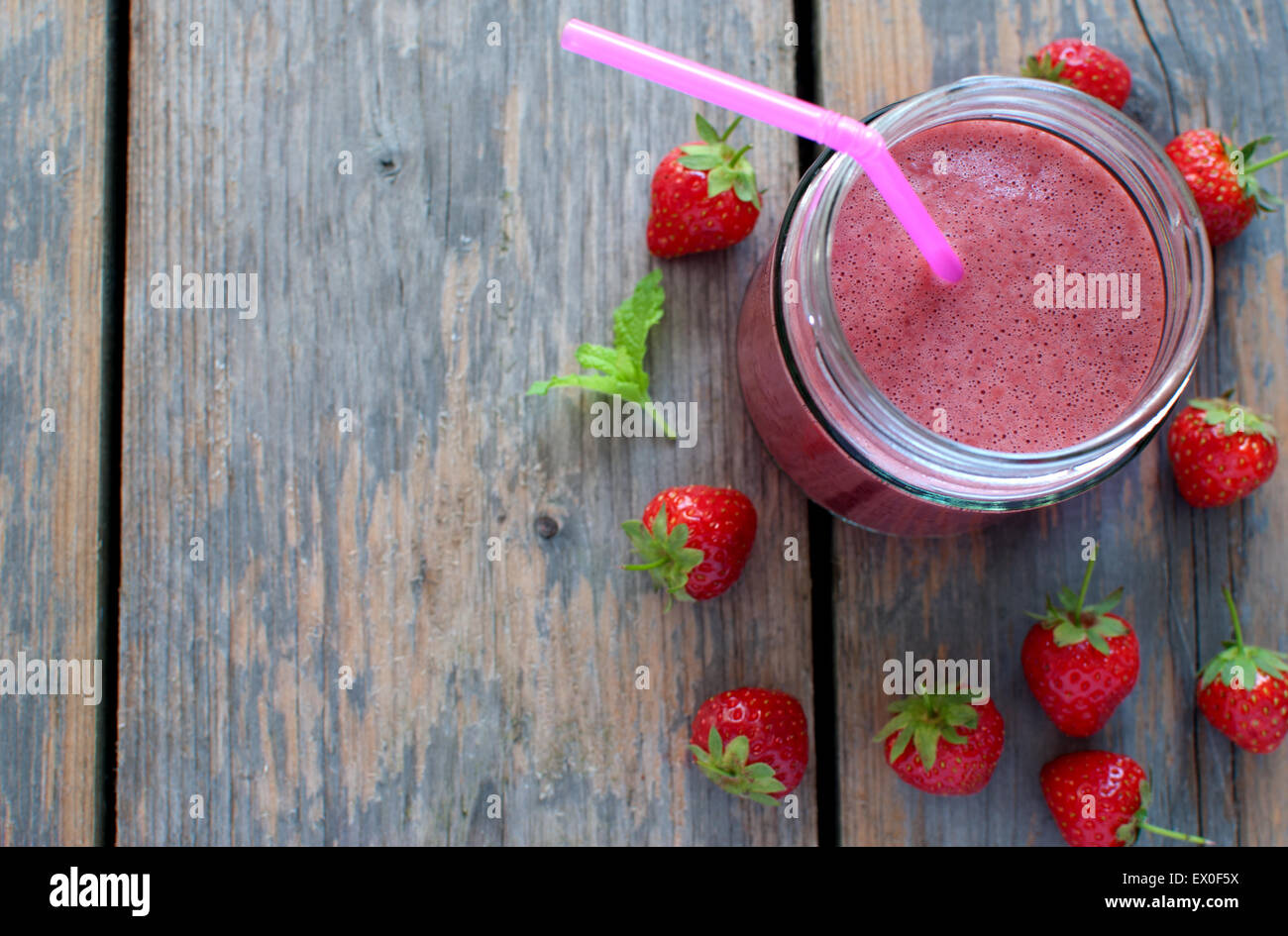 Erdbeer Smoothie in ein Gefäß mit Exemplar Stockfoto