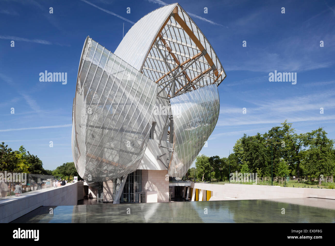 Fondation Louis Vuitton, Bois De Boulogne, Paris, Frankreich. Ostansicht der Fassade ein Wasserspiel vor dem Segel-wie Gebäude Stockfoto