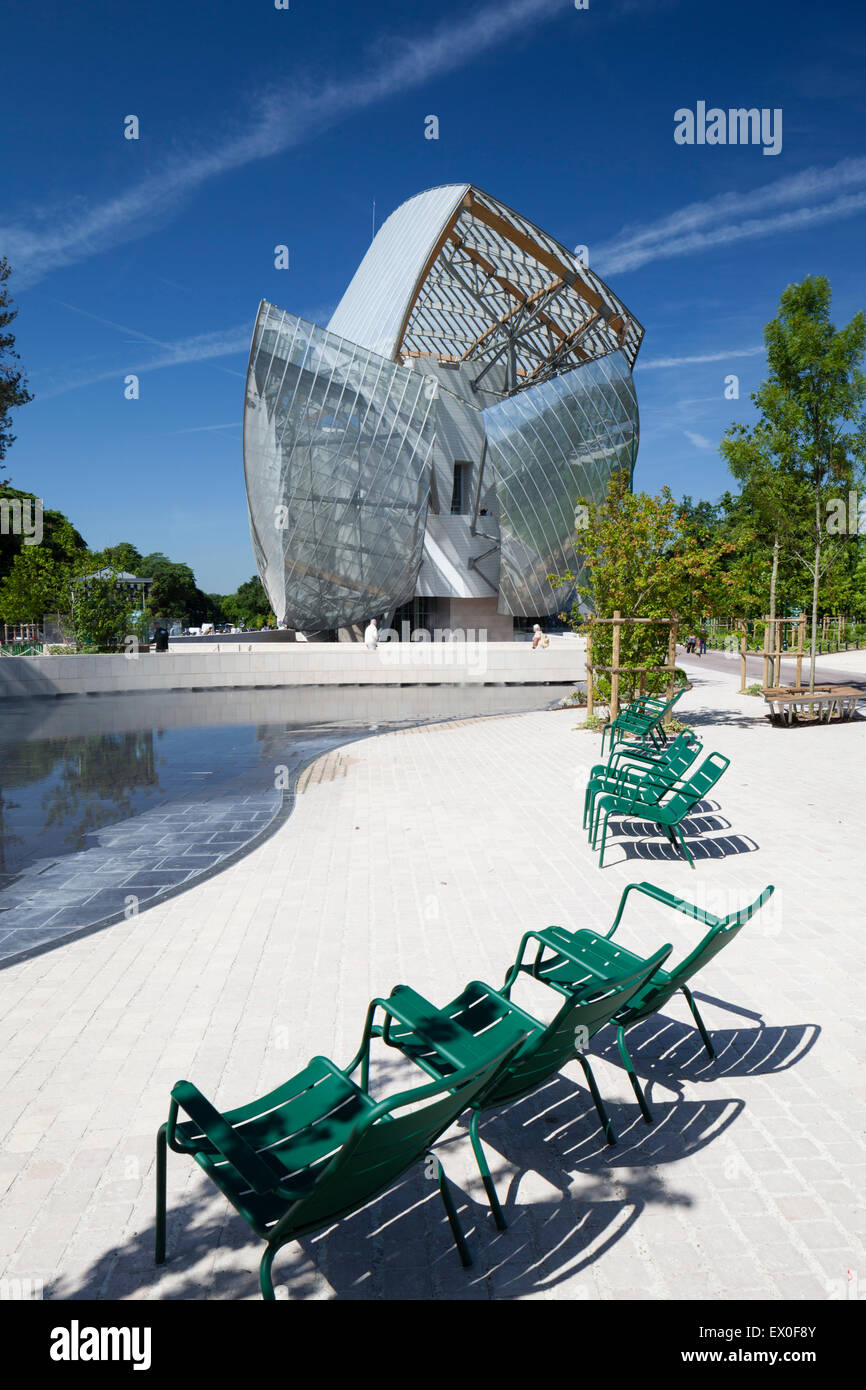 Fondation Louis Vuitton, Bois De Boulogne, Paris, Frankreich. Gartenstühle vor dem Segel-ähnliche Gebäude. Stockfoto