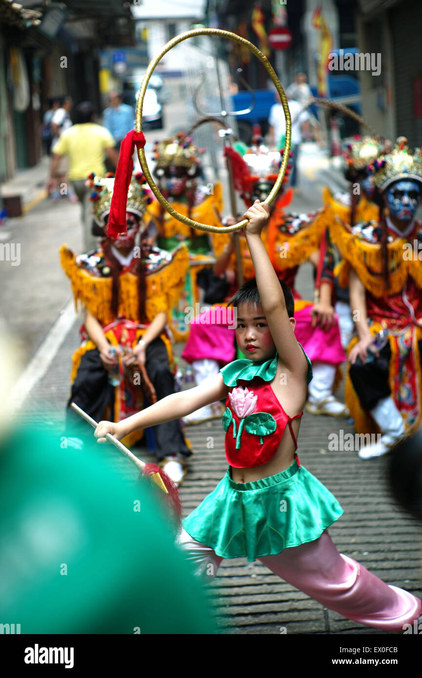 Macao, China. 3. Juli 2015. Menschen besuchen eine Parade um das 336th Na Tcha Tempel und auch die Geburt des Na Tcha, ein Zeichen in der chinesischen traditionellen Legenden und Mythen, in Macau, Südchina, 3. Juli 2015 feiern. Bildnachweis: Cheong Kam Ka/Xinhua/Alamy Live-Nachrichten Stockfoto