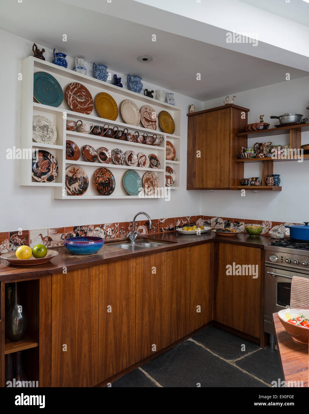 Einheiten, entworfen von Rebecca Hoaasck in Küche, geschmückt mit Ann Stokes Fliesen und Platten Stockfoto