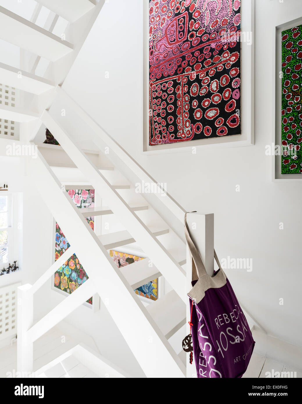 Weiße Holztreppe mit Kunst durch die Spinifex-Hill-Künstler an der Wand Stockfoto