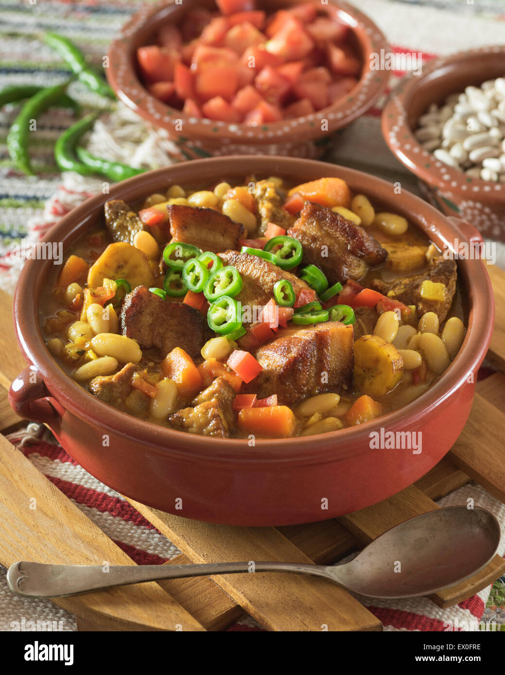 Frijoles con Chicharrón. Bohnen-Eintopf mit Schweinebauch. Kolumbien-Südamerika-Essen Stockfoto