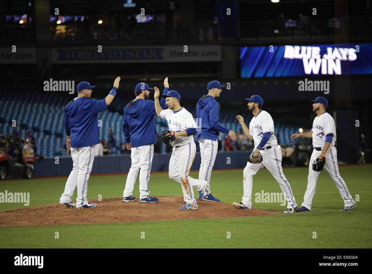 Spieler feiern Baseball Spiel Blue Jays Rogers Centre Toronto Kanada Stockfoto