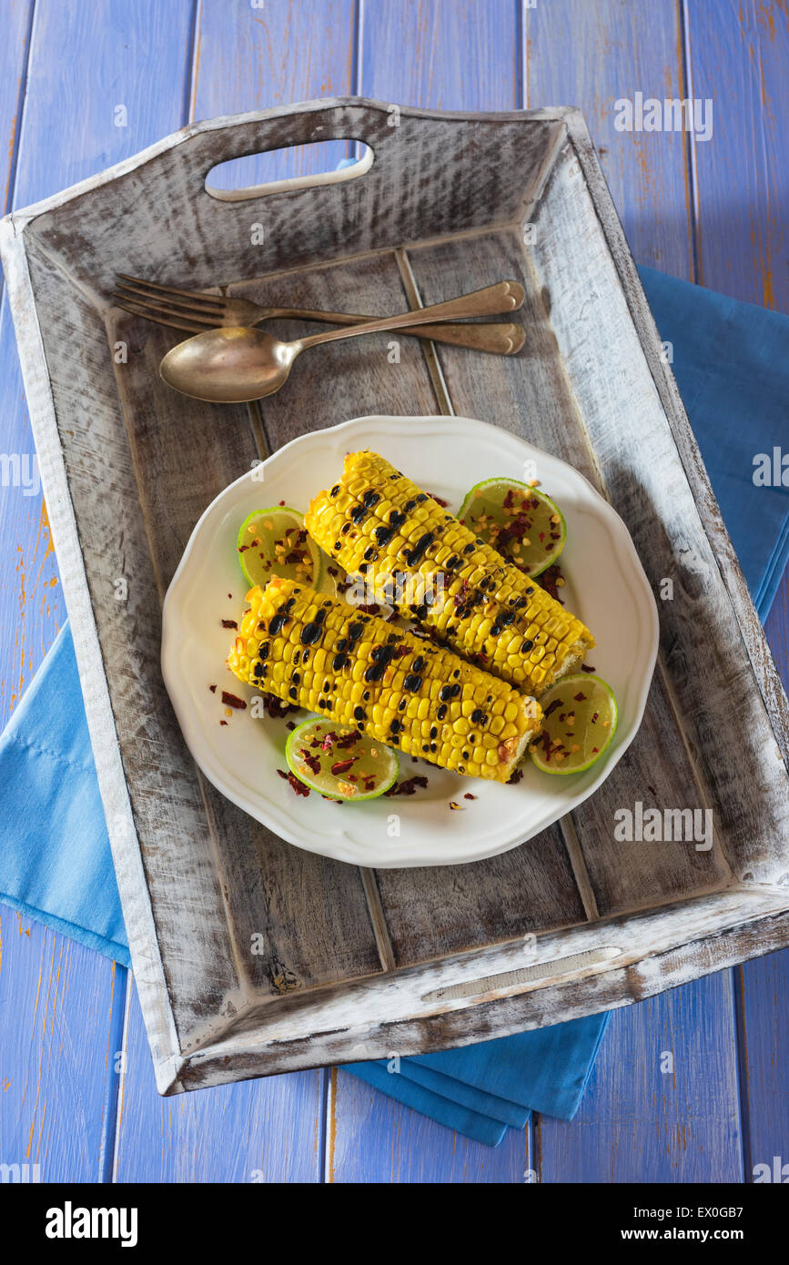 Gegrillter Mais mit Limette und Chili-Flocken Stockfoto