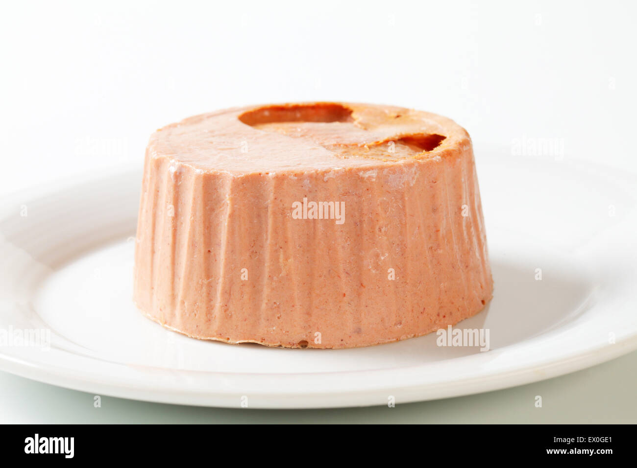 Glatte Leberpastete auf Platte Stockfoto