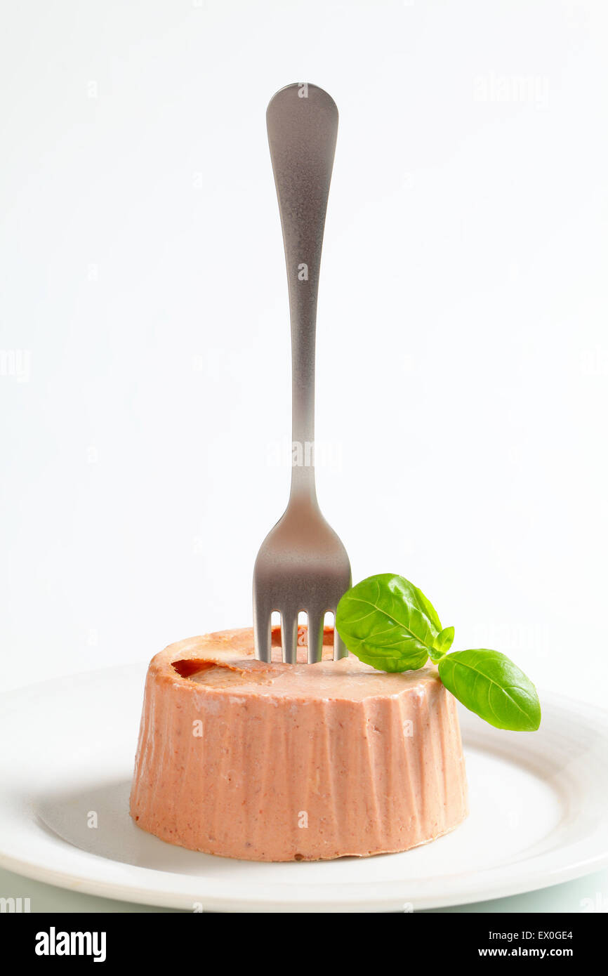 Glatte Leberpastete auf Platte Stockfoto