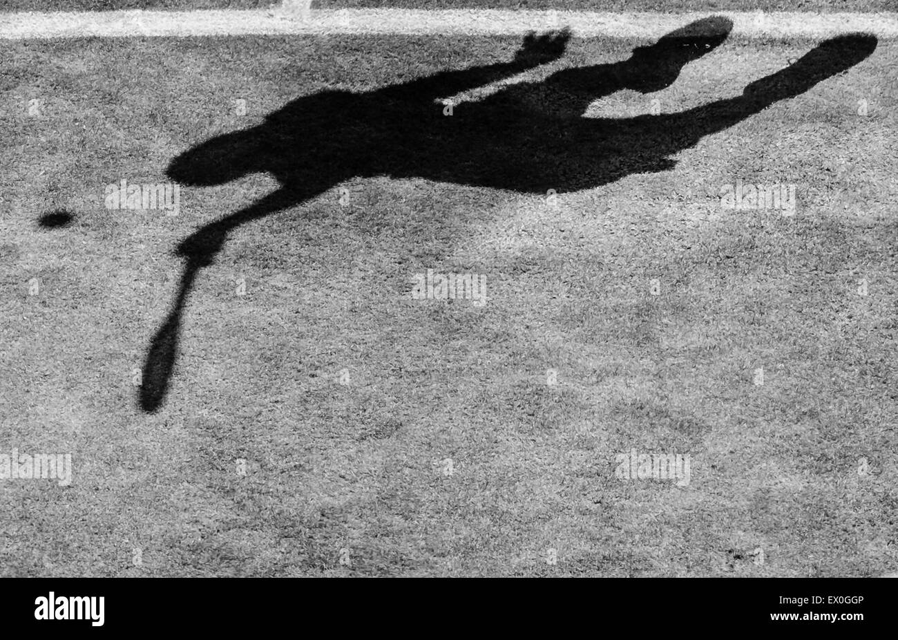 Wimbledon, Großbritannien. 3. Juli 2015. Das Tennisturnier von Wimbledon. Gentlemens Singles dritten Vorrundenspiel zwischen zwanzig sechste Samen Nick Kyrgios (AUS) und 7. Samen Milos Raonic (CAN). Der Schatten von Nick Kyrgios als er Kredit dient: Action Plus Sport/Alamy Live News Stockfoto