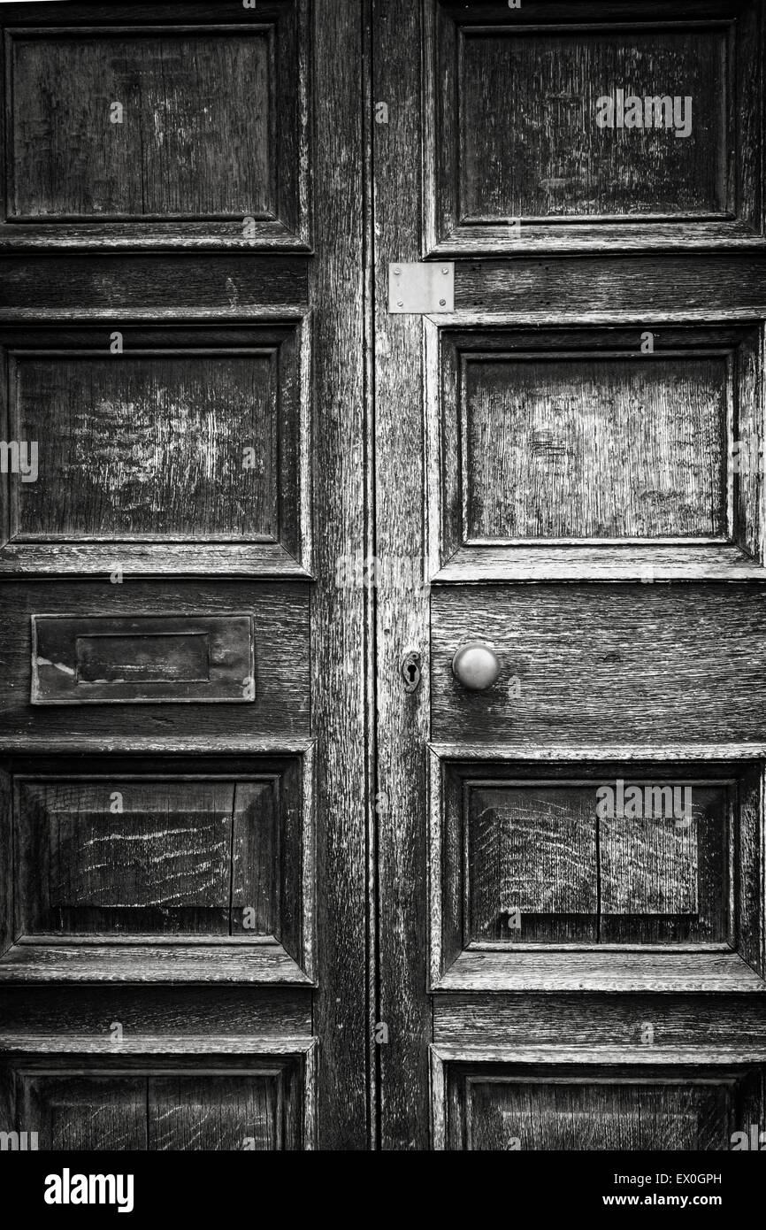 ALTE SCHWARZE TÜR Stockfoto