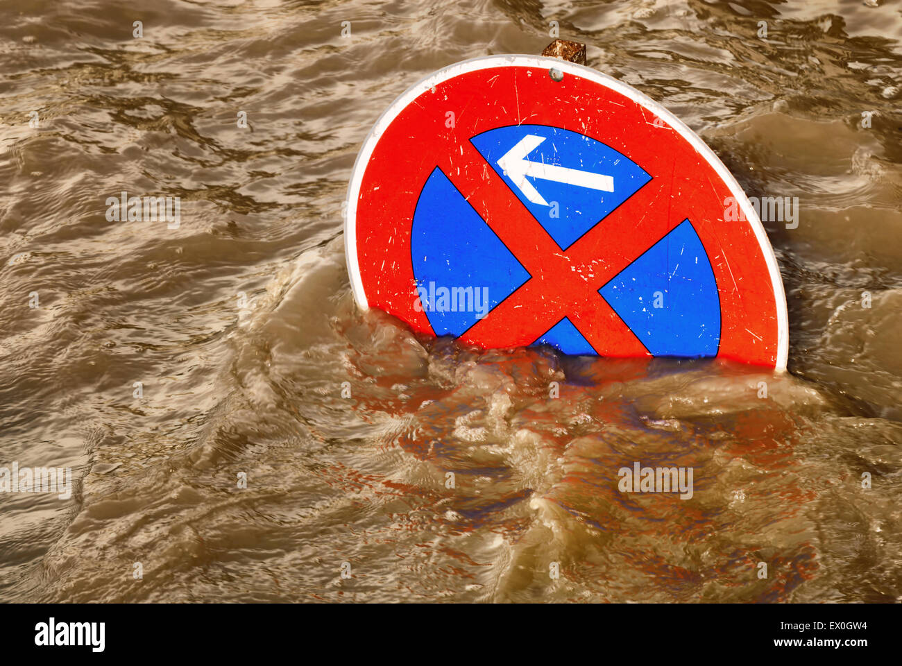 Humoristische Szene ein keine Parkplätze Verkehrsschild in einer Flut von braunem Wasser Stockfoto