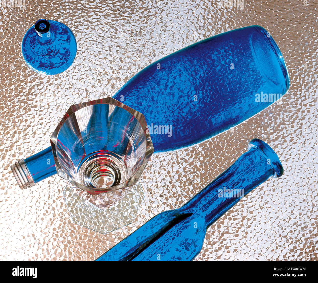 Blaue Flasche und transparentem Glas Stockfoto