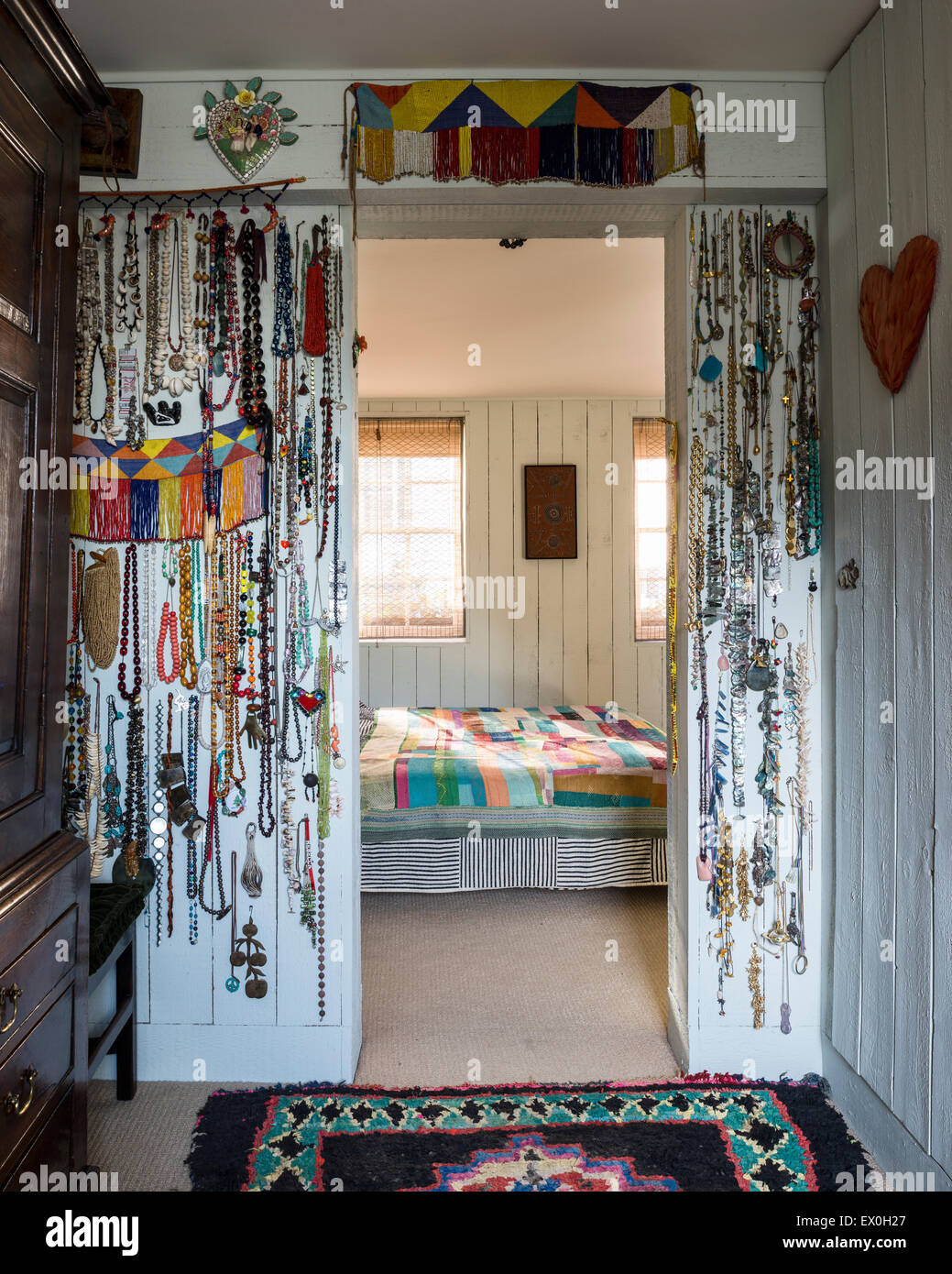 Ketten hingen von Pins rund um Tür ins Schlafzimmer Stockfoto