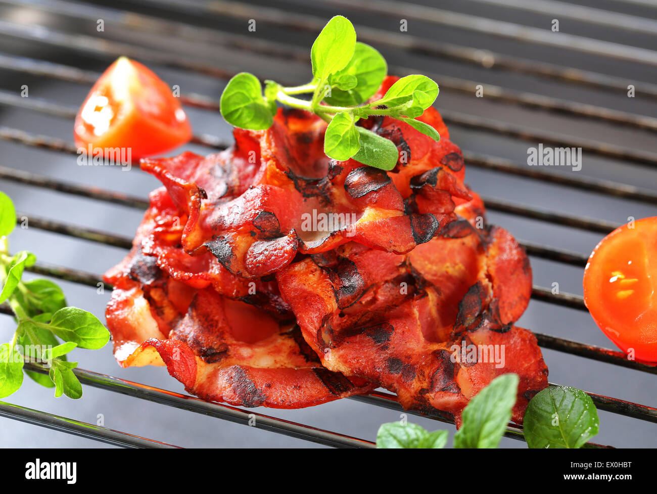 Knusprigem Speck auf grill Stockfoto