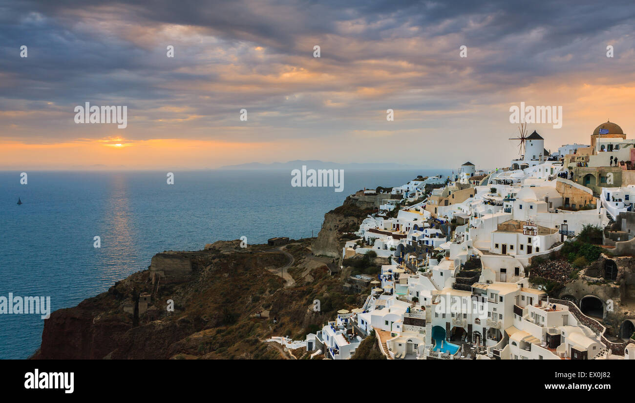 Die Stadt Oia während des Sonnenuntergangs auf Santorini, einer der Kykladen im Ägäischen Meer, Griechenland. Stockfoto