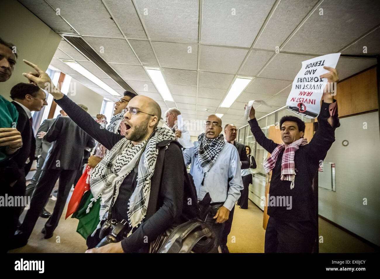 London, UK. 3. Juli 2015. Ahwazi arabische Aktivisten aus dem Iran nahm direkte Aktion und kurz besetzt eine geheime UK-Iran-Business-Meeting in London HQ der nationalen iranischen Öl Company (NIOC). Bildnachweis: Guy Corbishley/Alamy Live-Nachrichten Stockfoto