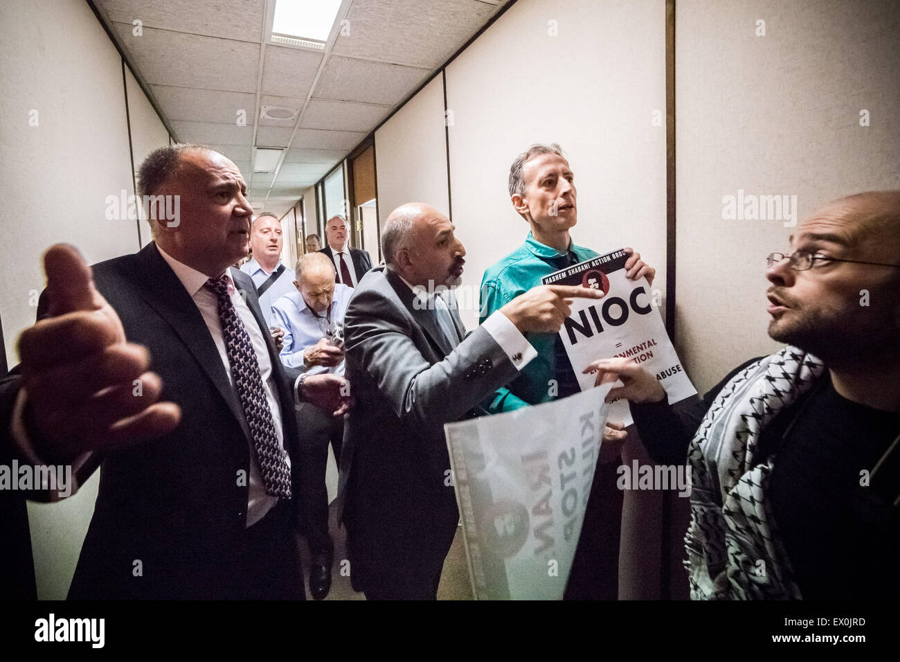 London, UK. 3. Juli 2015. Peter Tatchell (im Bild) und Ahwazi arabische Aktivisten aus dem Iran nahm direkte Aktion und kurz besetzt eine geheime UK-Iran-Business-Meeting in London HQ der nationalen iranischen Öl Company (NIOC). Bildnachweis: Guy Corbishley/Alamy Live-Nachrichten Stockfoto