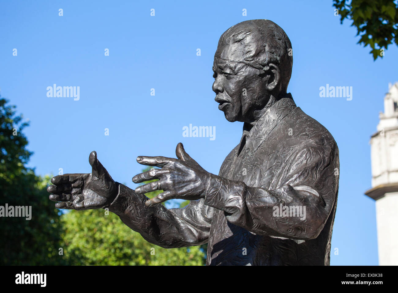 Staue des historischen südafrikanischen Führer Nelson Mandela in Parliament Square, London. Stockfoto