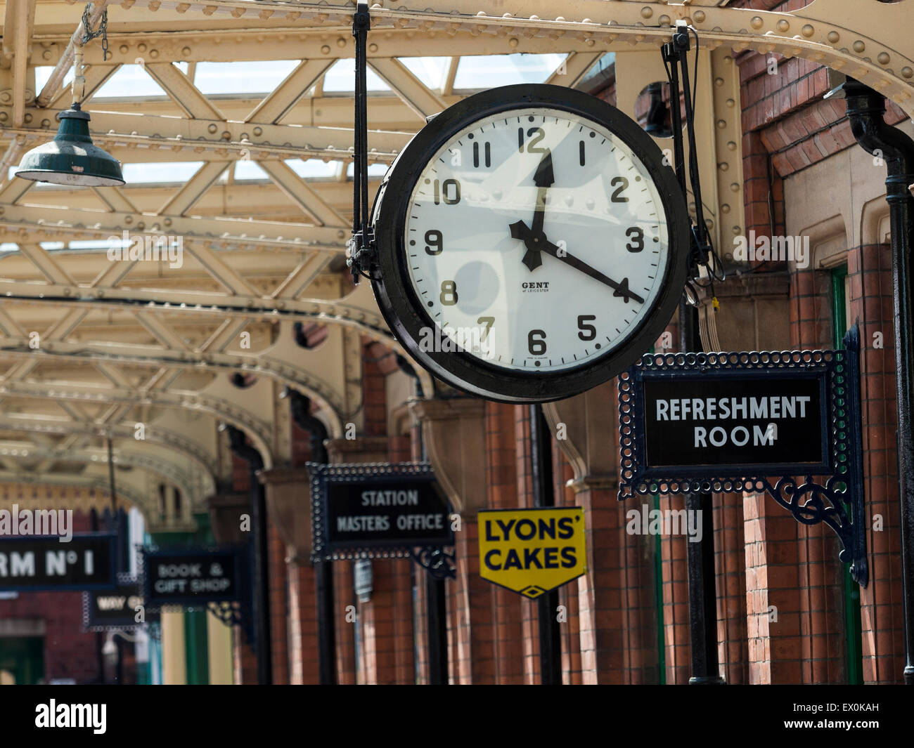 Vintage-Plattform Bahnhofsuhr, bei der großen zentralen Bahnhof, Loughborough, Leicestershire, Großbritannien. Stockfoto