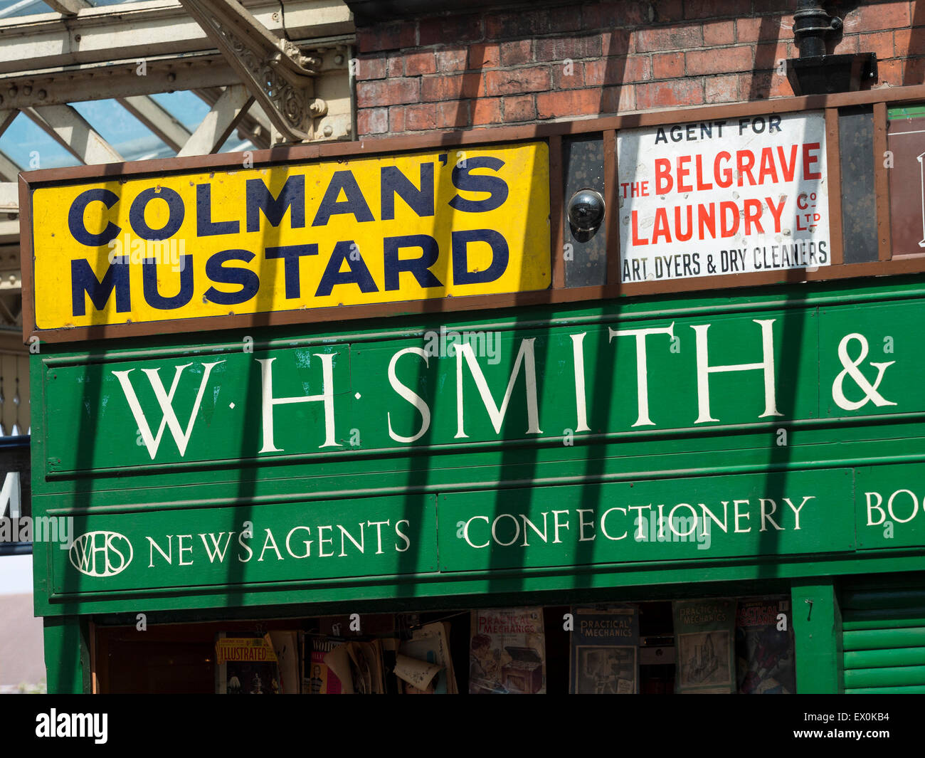 Traditionelle W H Smith Zeitschriftenläden Kiosk auf dem Bahnsteig in Loughborough, auf The Great Central Railway, Leicestershire, Bri Stockfoto