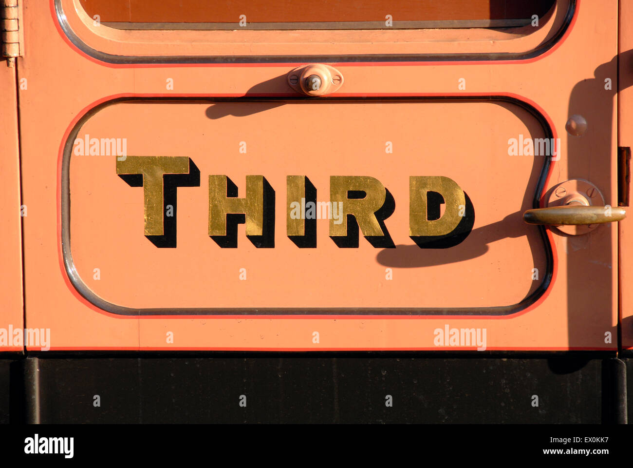Schild "Dritte" an Eisenbahn Wagen Tür Stockfoto