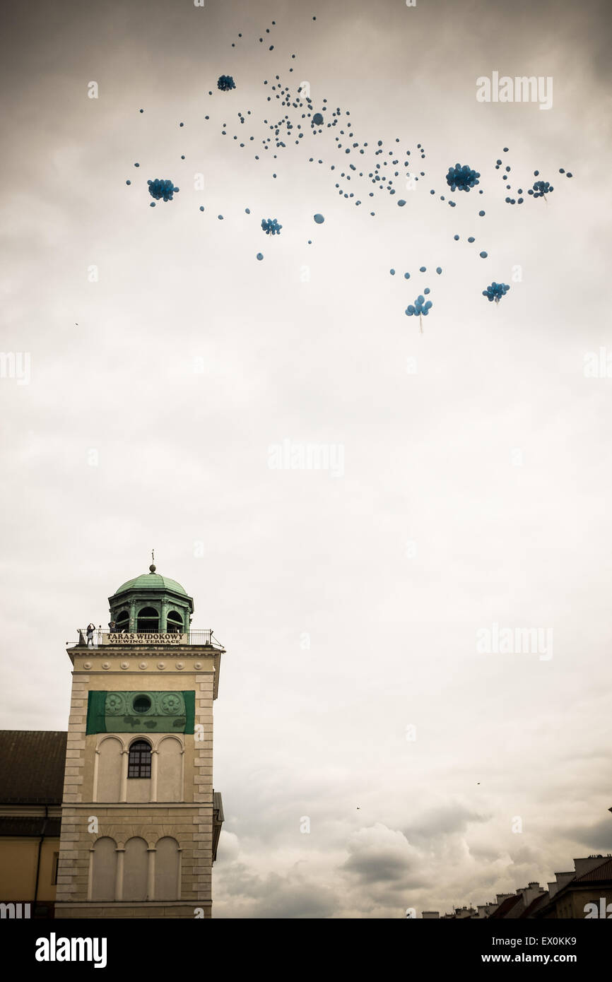 Ballons gehen in den Himmel von der Unicef Menschenrechte Protest in der Altstadt, Warschau lassen Stockfoto