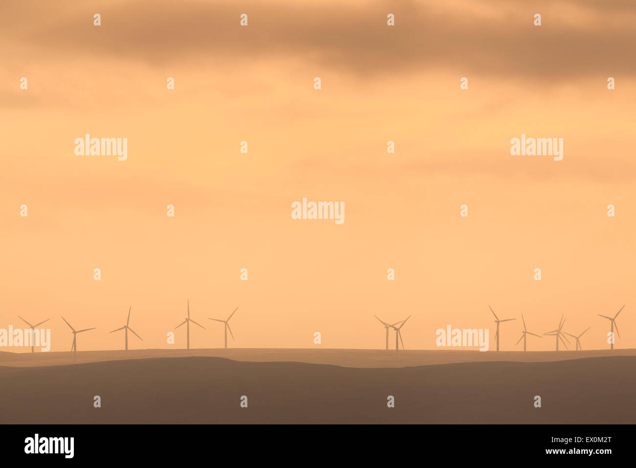 Wind-Turbinen/Windpark auf der South Pennine Hills fotografiert bei Sonnenuntergang, West Yorkshire, Großbritannien Stockfoto