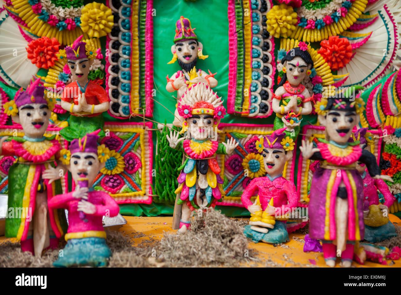 Traditionelle, skulpturale Kunst aus Reismehl als Opfergabe für spirituelle Zeremonien in Bedugul, Tabanan, Bali, Indonesien. Stockfoto