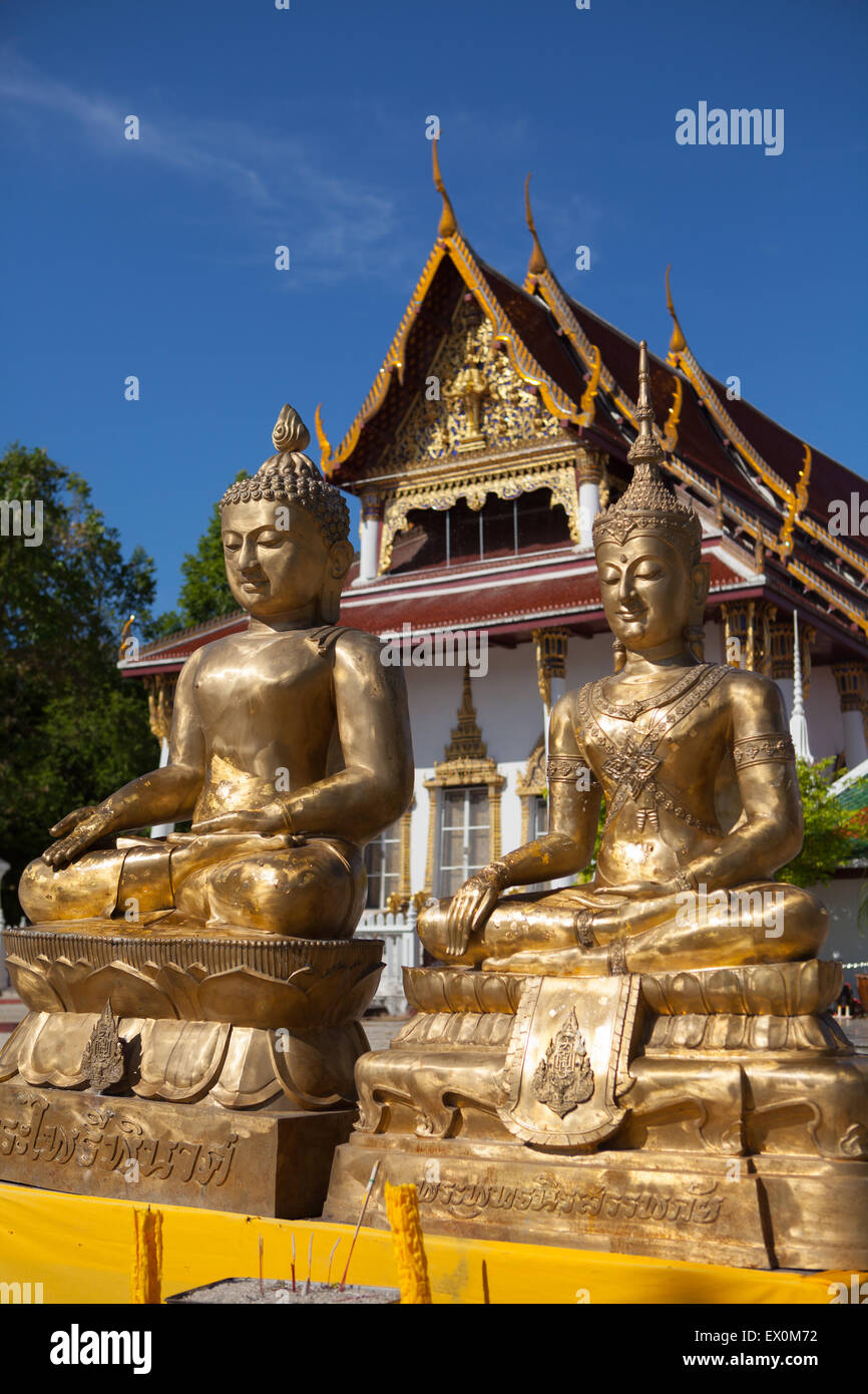 Goldene Buddha-Statuen im Vorgarten des Wat Phra Mahathat Woramahawihan-Tempels in Nakhon Si Thammarat, Thailand. Stockfoto