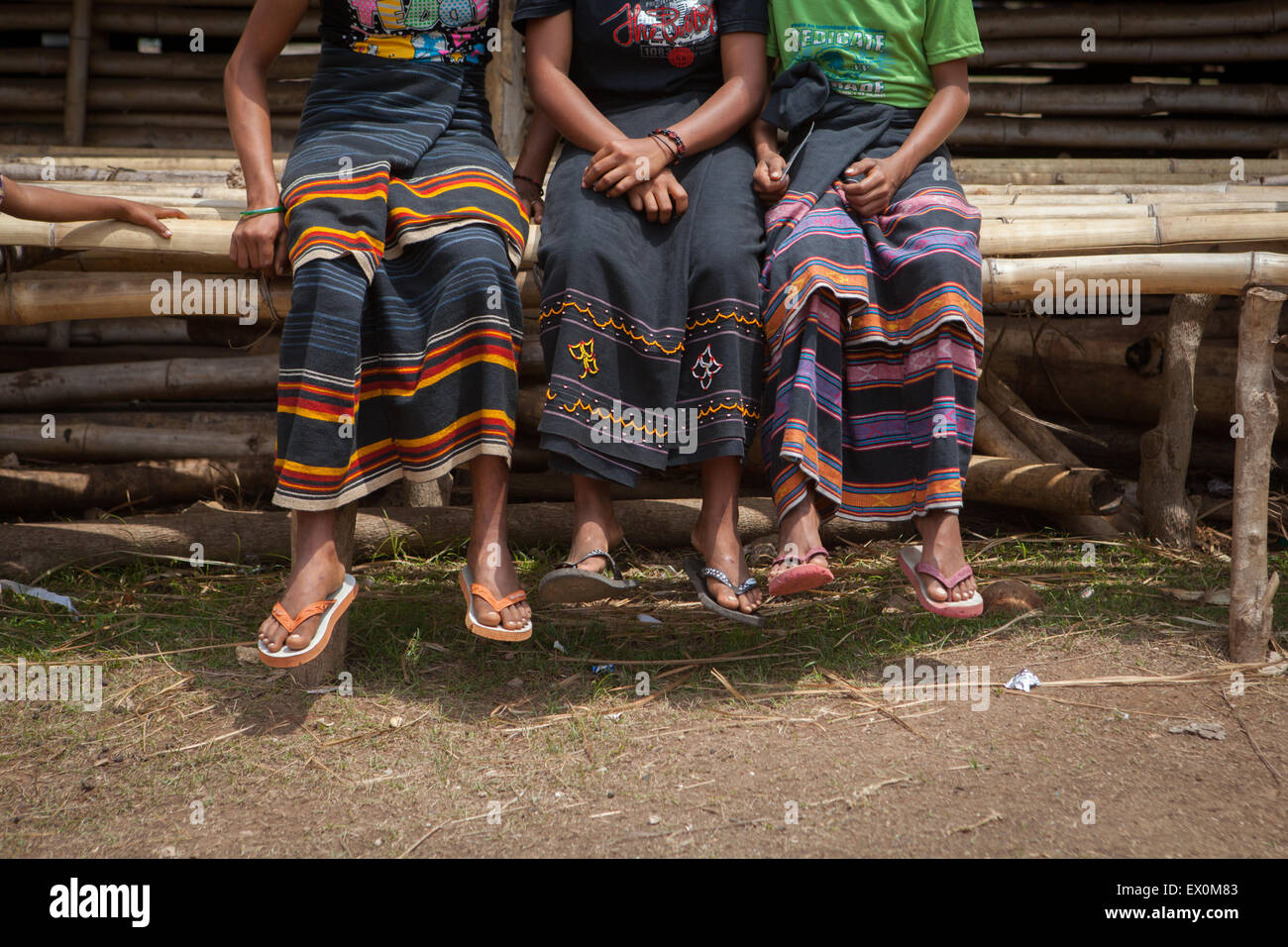 Sumbanesische Ikat-Textilien für Frauen, fotografiert im Dorf Ratenggaro, Südwest-Sumba, Ost-Nusa-Tenggara, Indonesien. Stockfoto