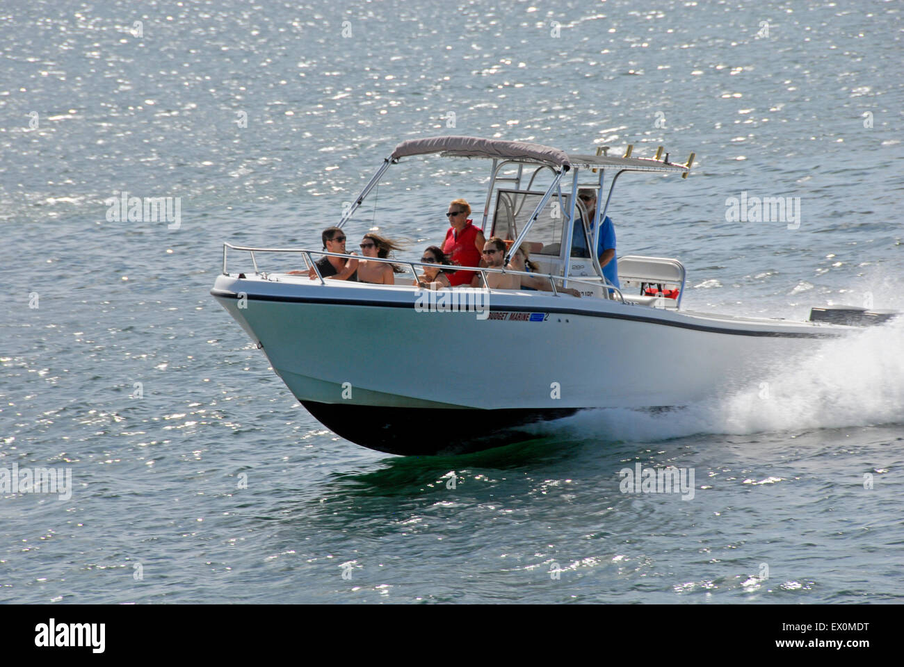 Personen, die eine Fahrt in einem offenen Motorboot, St. Martin, Karibik Stockfoto