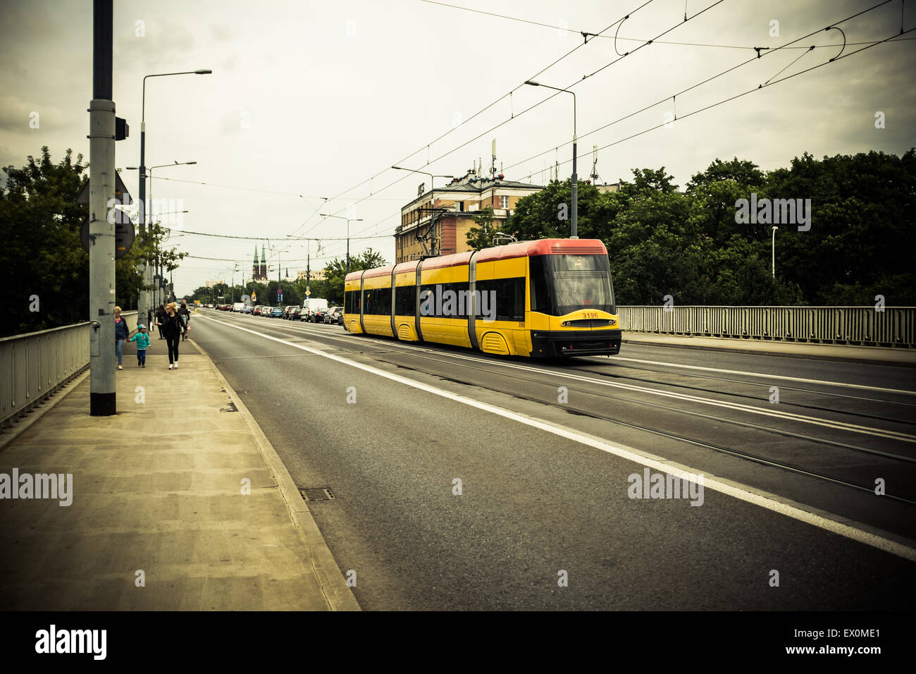 Straßenbahn auf einer Brücke über den Fluss Wisla-Weichsel in Warschau Stockfoto