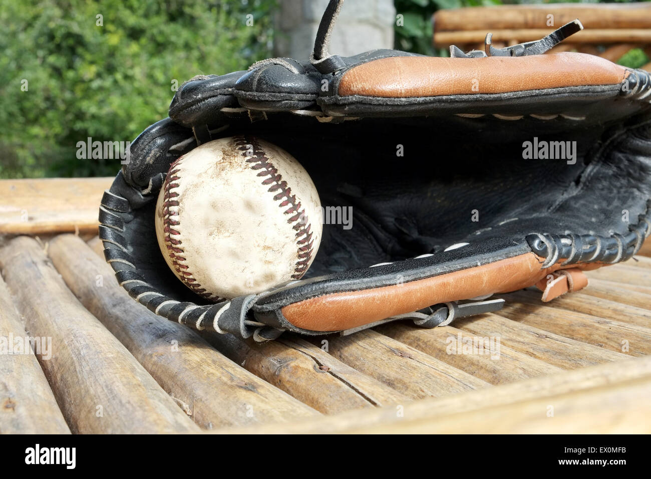 Mit einem schmutzigen alten Ball innerhalb eines Baseball-Handschuhs Stockfoto