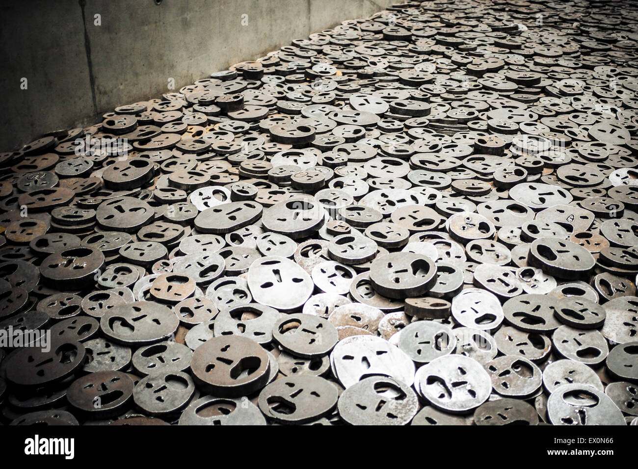 Speicher leere Gesichter aus Gusseisen Ausstellung im jüdischen Holocaust Museum in Berlin Stockfoto