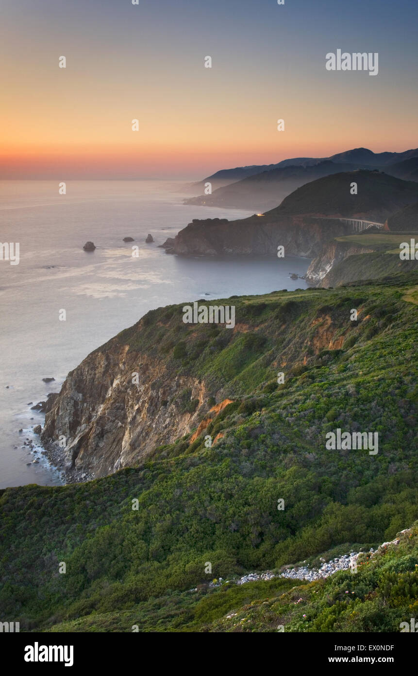 Klassische Ansicht der zerklüfteten Küste Landzungen von Big Sur, Kalifornien Stockfoto