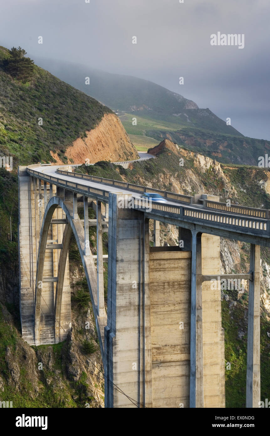 Klassische Ansicht auf die Bixby Bridge und zerklüftete Küsten Landzungen von Big Sur, Kalifornien Stockfoto