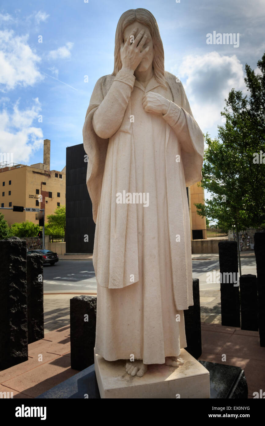 Eine Statue auf der anderen Straßenseite von der Oklahoma City Bombing Memorial. Stockfoto