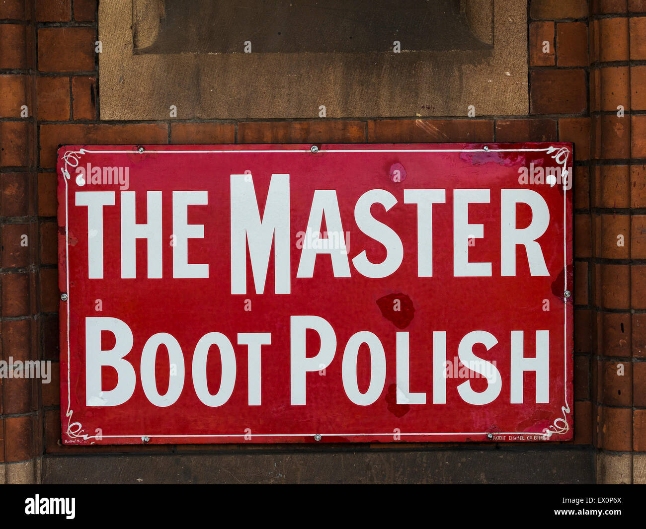 Vintage Werbeschilder auf dem Bahnsteig in Loughborough, auf The Great Central Railway, Leicestershire, Großbritannien. Stockfoto