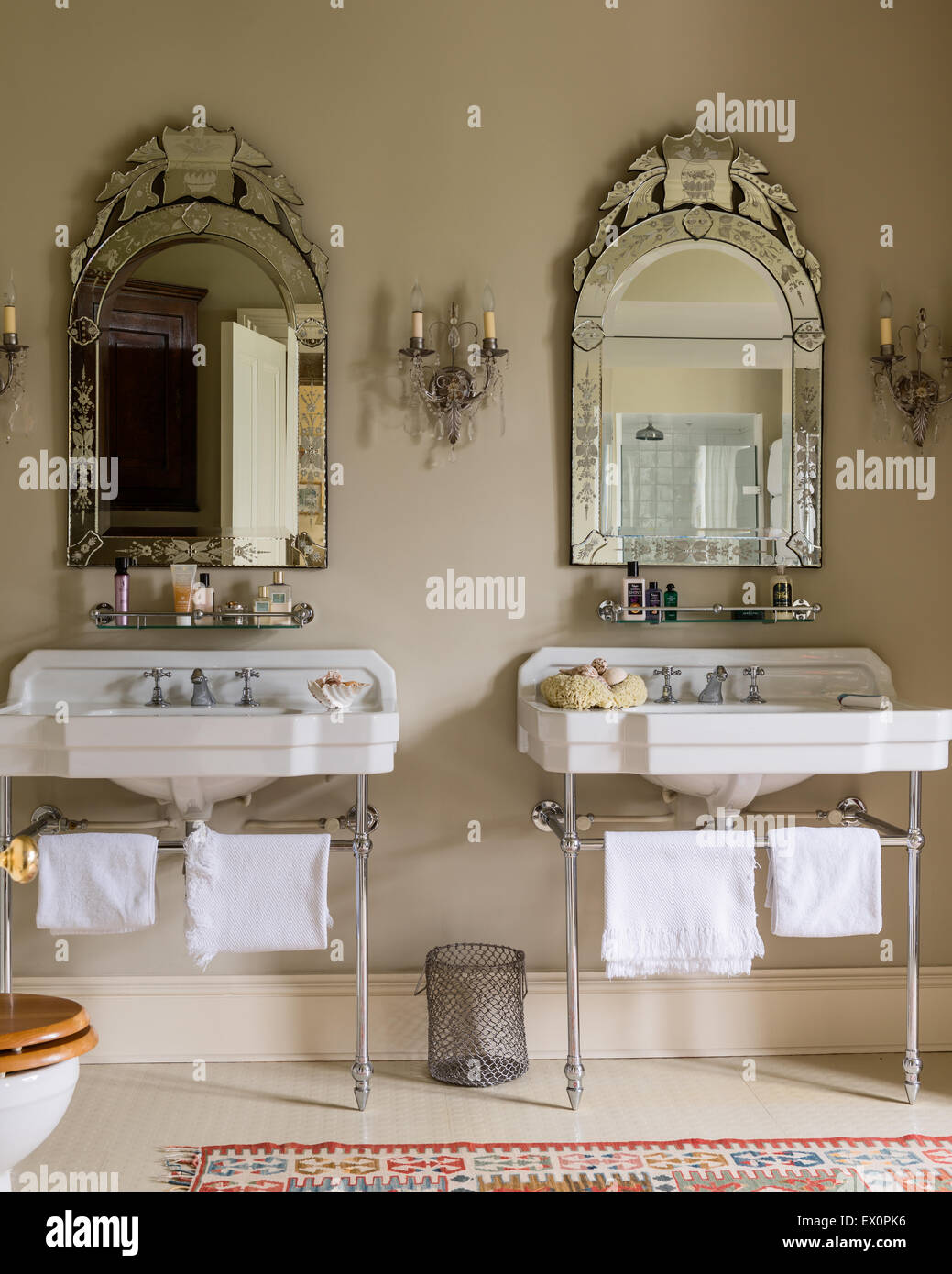 Passenden Waschbecken aus Cesame mit Spiegel aus Glas gerahmt von Christopher Wray Stockfoto