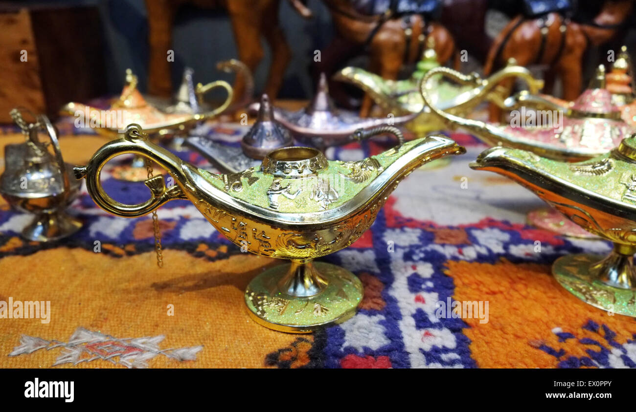 Nahaufnahme von einer Gruppe von Wunderlampen aus Arabien auf einer Tischplatte in einem Geschäft Stockfoto
