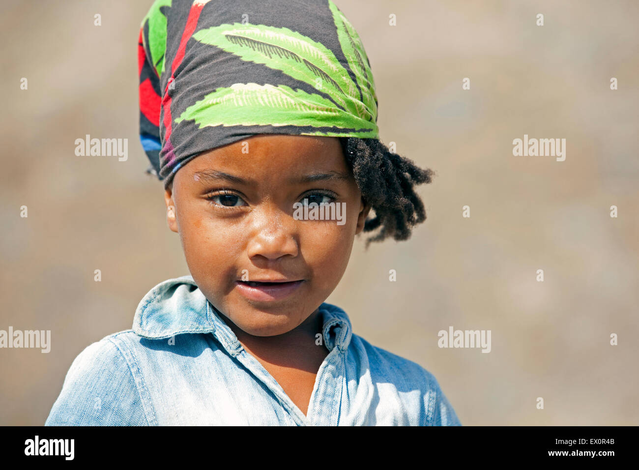 Porträt des kreolischen Mädchen Kopftuch auf der Insel Santiago, Kapverden hautnah / Cabo Verde, Westafrika Stockfoto