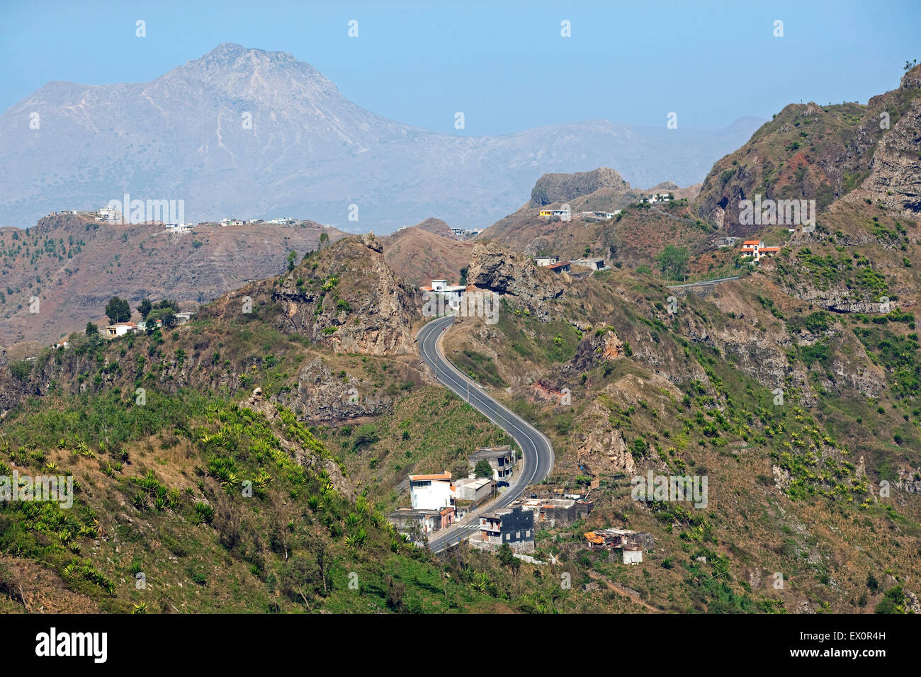 Häuser entlang der kurvenreichen Straße durch vulkanische Berge im Inneren der Insel Santiago, Kap Verde / Cabo Verde, Afrika Stockfoto