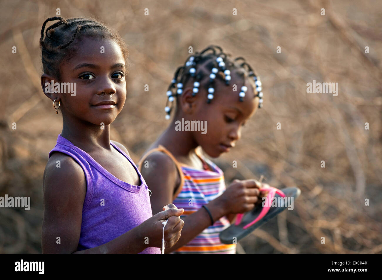 Porträt von zwei kreolische Mädchen mit geflochtenen traditionell Haar im Dorf Rebelados auf der Insel Santiago, Kapverden, Afrika Stockfoto